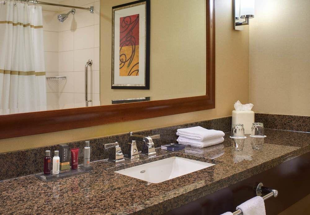Courtyard By Marriott Chicago At Medical District-Uic Hotel Екстериор снимка