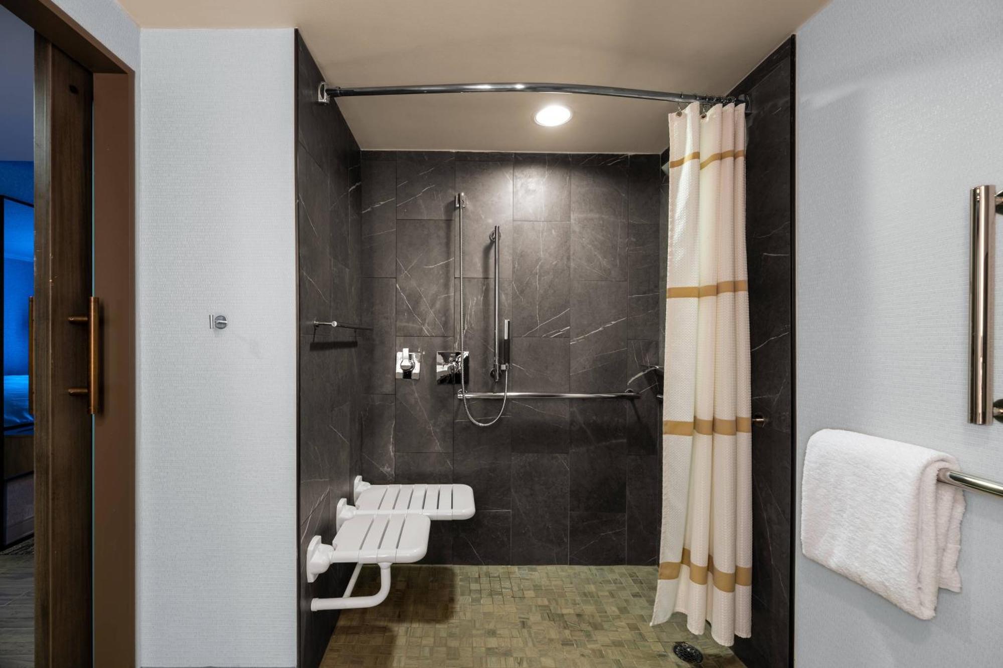 Courtyard By Marriott Chicago At Medical District-Uic Hotel Екстериор снимка