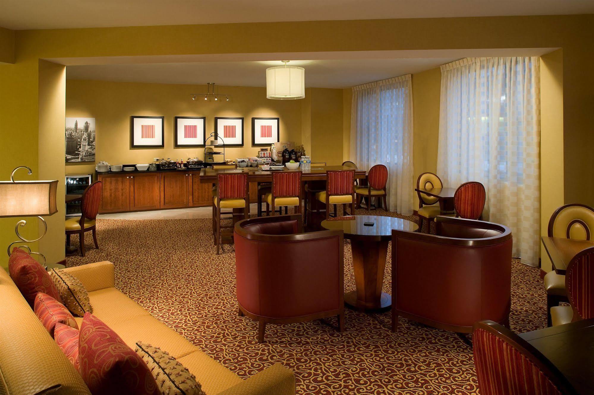 Courtyard By Marriott Chicago At Medical District-Uic Hotel Екстериор снимка
